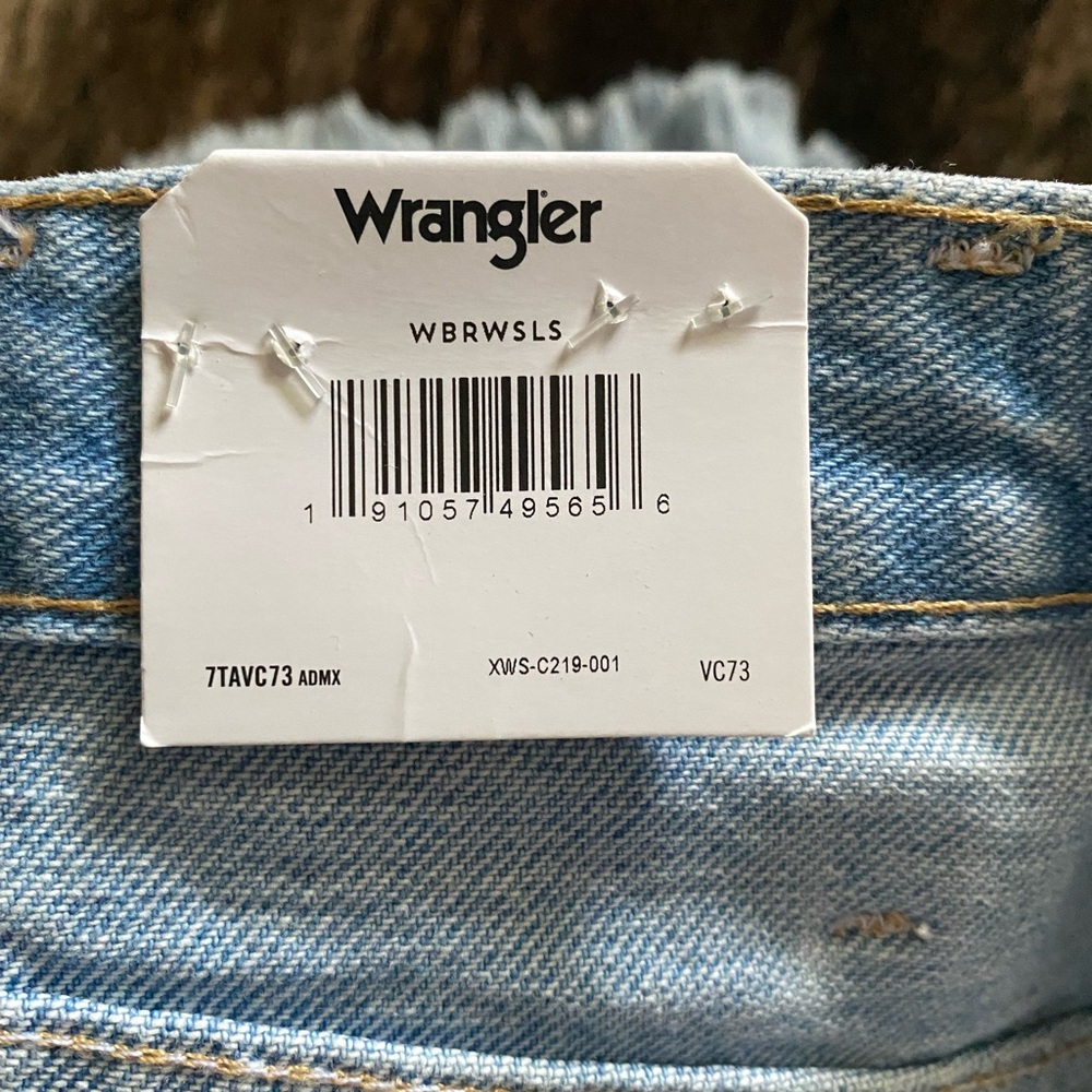 Wrangler Women’s Reworked Shorts - Picture 5 of 7